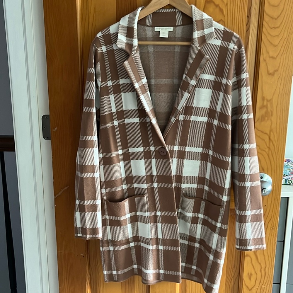 Women’s long one button blazer style coat.  Perfect for fall/super cozy on!